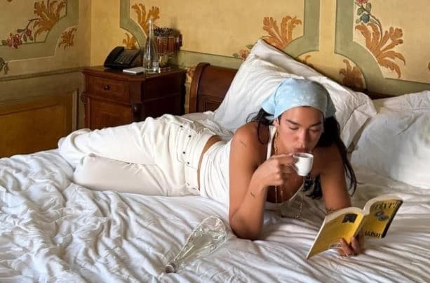 Dua Lipa hap në Portugali bibliotekë me libra të ndaluar