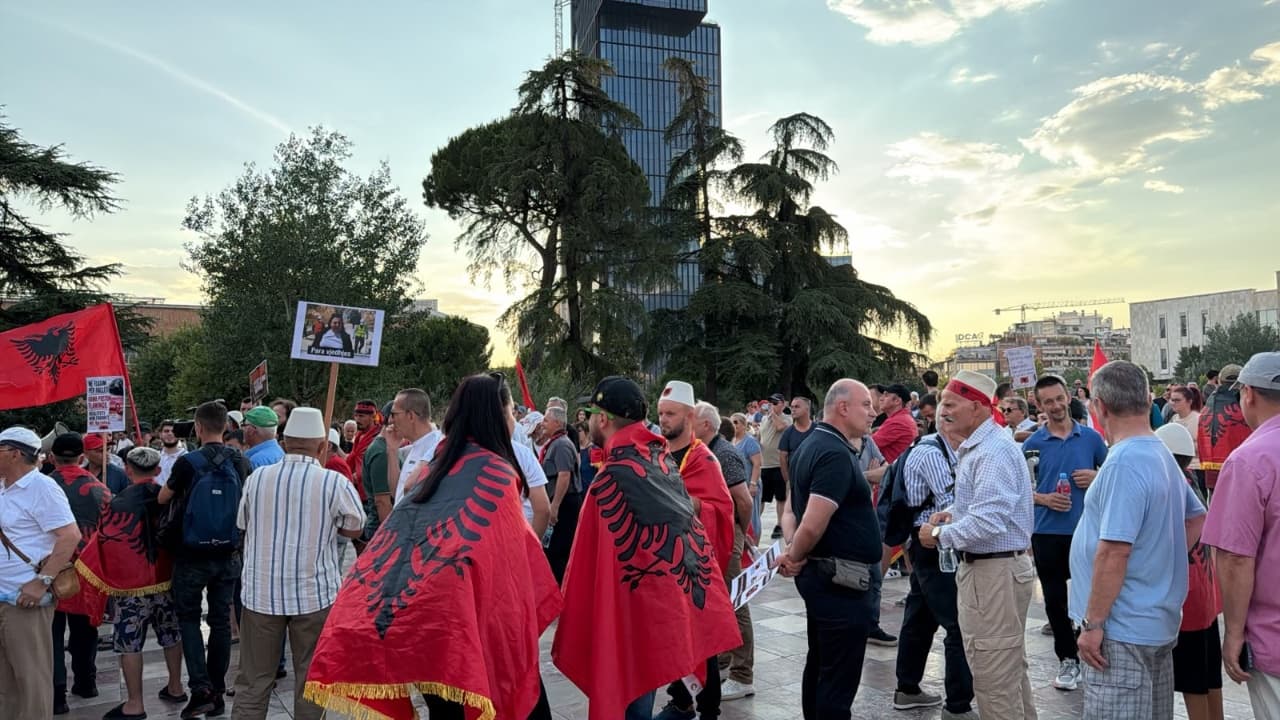 Tiranë: Nis grumbullimi i protestuesve në sheshin ‘Skënderbej’