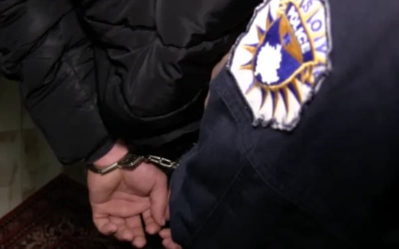 Featured image for Vodhën katër shishe me pije alkoolike, arrestohen dy persona në Prishtinë