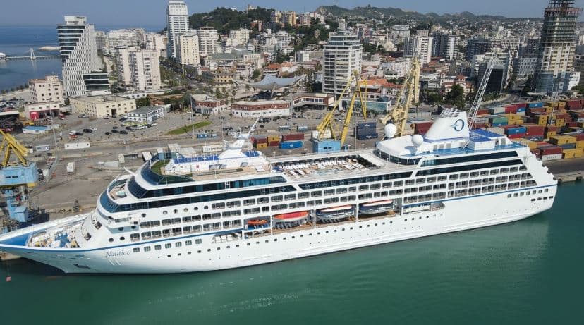 Kroçiera “Nautica” mbërrin në Portin e Durrësit me 665 turistë në bord