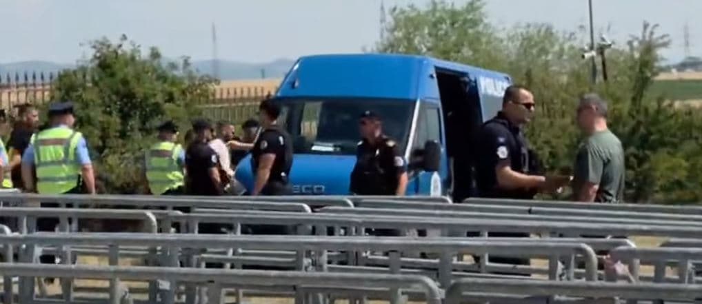 Featured image for Në përfundim të “Vidovdanit” në Gazimestan ndalohen disa serbë që kënduan këngë nacionaliste
