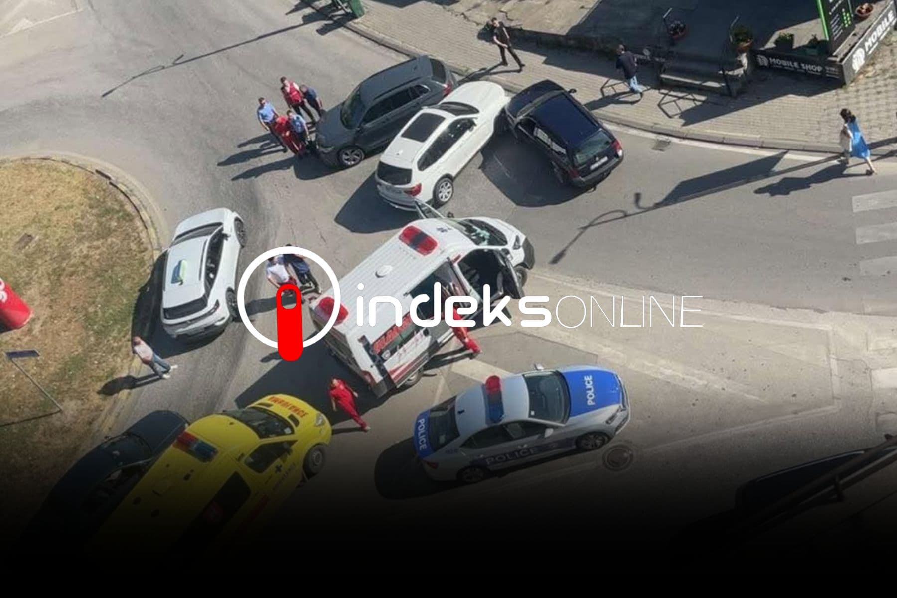 Featured image for Aksident mes tri veturave në Pejë, policia dhe autoambulanca në vendin e ngjarjes