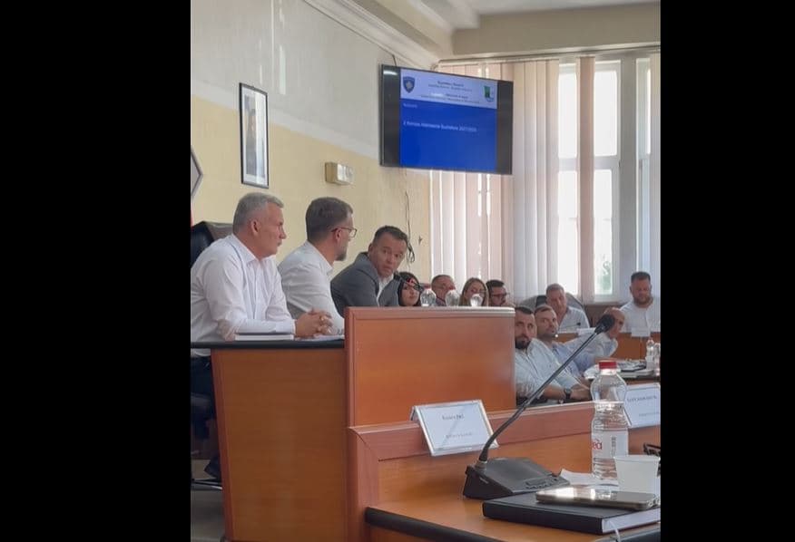 Featured image for Faton Peci-  mediave lokale: Shkruani ka 50 shkrime kundër meje si në fushatë, se s’po më rrihet