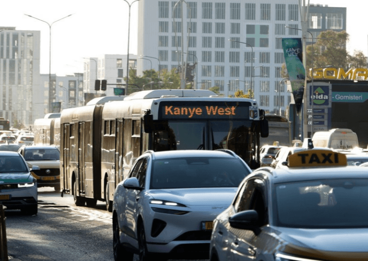 Featured image for Kanye ndez atmosferën në Tiranë, radhë të gjata dhe autobus i personalizuar me emrin e tij
