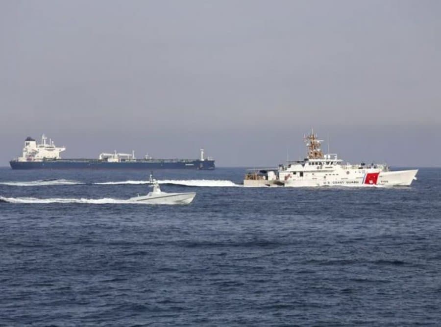 Dy cisterna raportojnë sulme me raketa në brigjet e Omanit