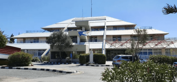 Kur pushimet kthehen në tragjedi: 3-vjeçari humb jetën pasi ra nga dritarja e hotelit
