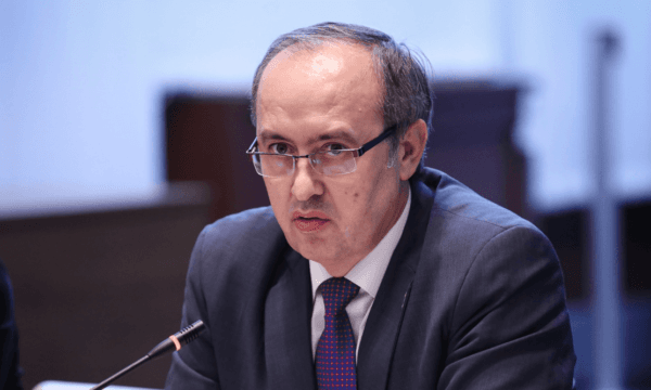 Featured image for Hoti reagon pas procedimit të nënshkrimeve për shkarkimin e Abdixhikut