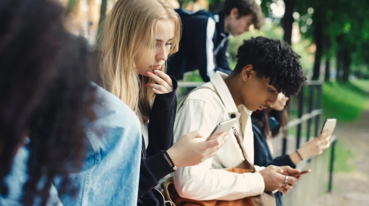 Mbretëria e Bashkuar me strategji për ndalimin e mediave sociale për adoleshentët, propozohet një lloj bllokimi