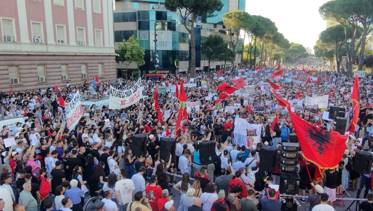 Featured image for Protesta qytetare në Tiranë, dita e 46-të e tubimit para Kryeministrisë