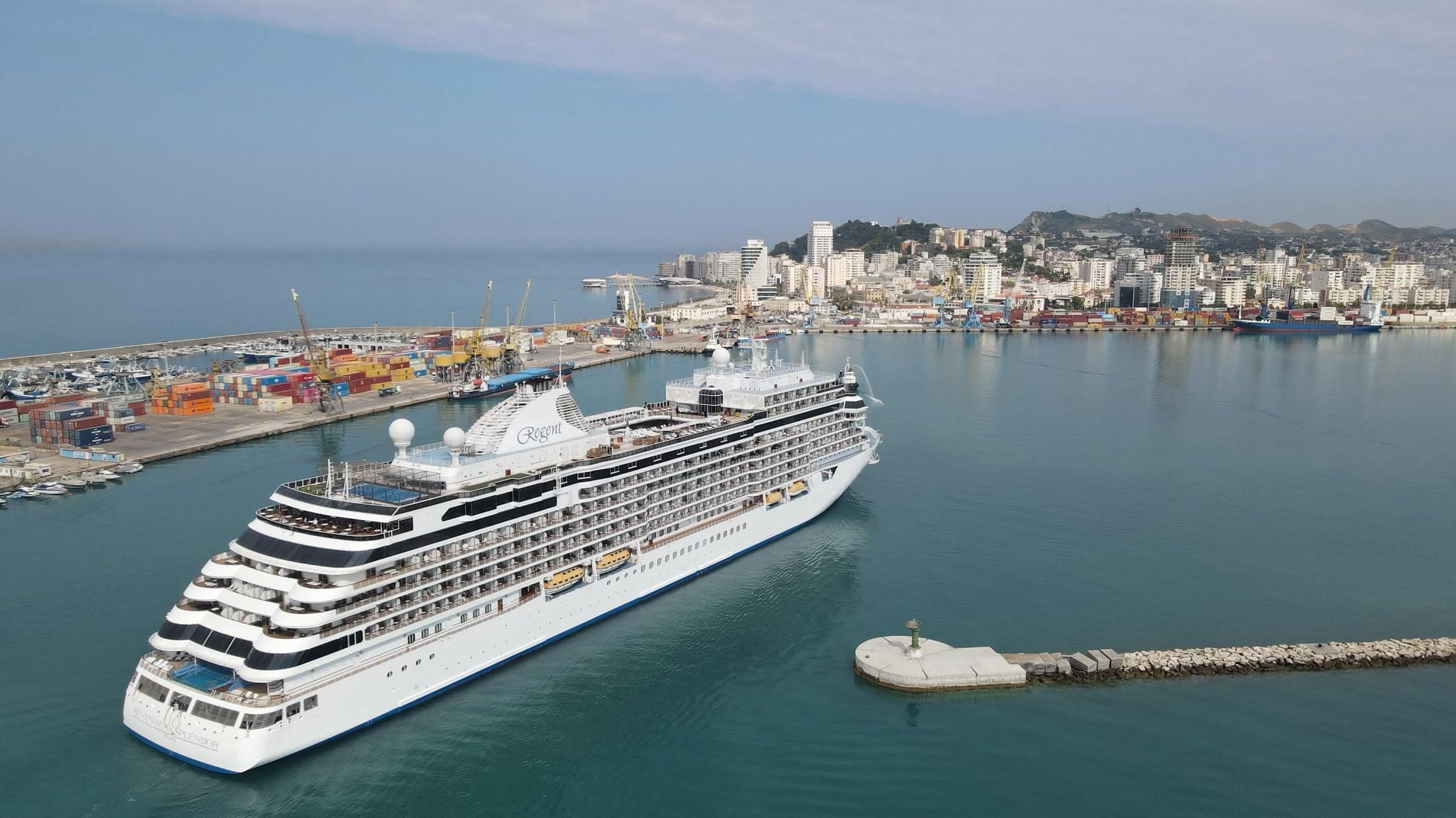“Seven Seas Splendor” mbërrin për herë të parë në Portin e Durrësit