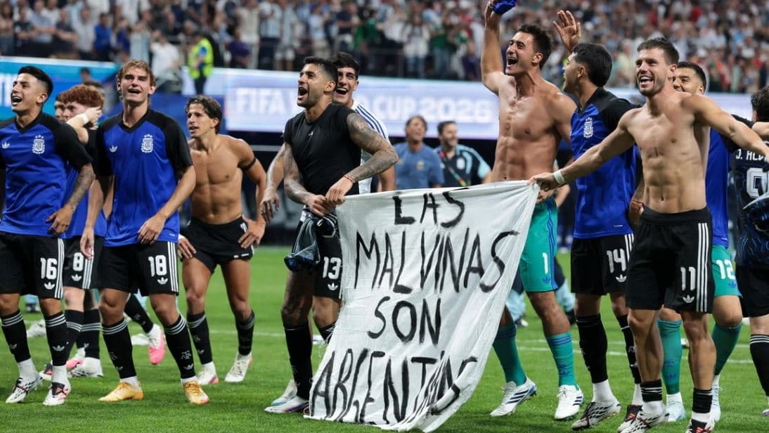 Featured image for Argjentina përballet me hetim disiplinor nga FIFA për shkak të banderolës provokuese ndaj Anglisë