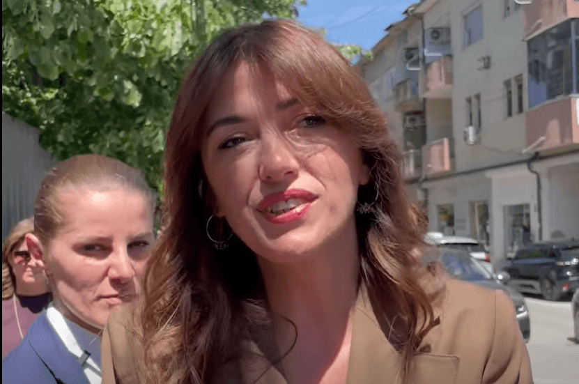 Featured image for Albulena Haxhiu “premton” se do ta tregojë datën e seancës konstituive: Mbahet në javën e parë të gushtit