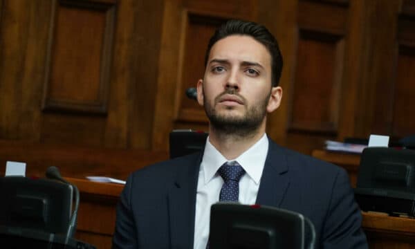 Featured image for Deputeti i Kuvendit të Serbisë: Nëse kryeministri s’ka forcë për ta shkarkuar Paunovicin, duhet të japë dorëheqje vetë