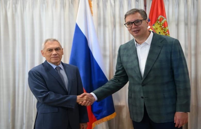 Featured image for Në të njëjtën ditë, Serbia forcon bashkëpunimin me Rusinë dhe SHBA-në