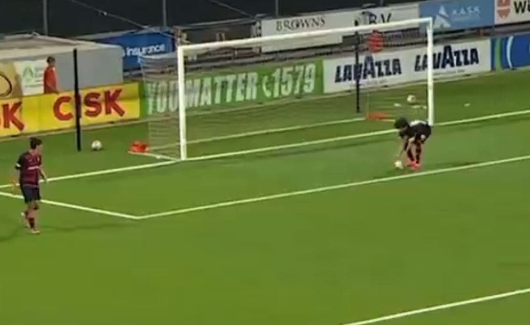 Featured image for Futbollisti e kap topin me dor, ndeshja e Conference League ngjall dyshime për kurdisje, publikohen pamjet