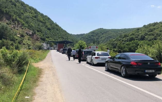 Featured image for Mërgimtarët presin deri në 30 minuta për të hyrë në Kosovë
