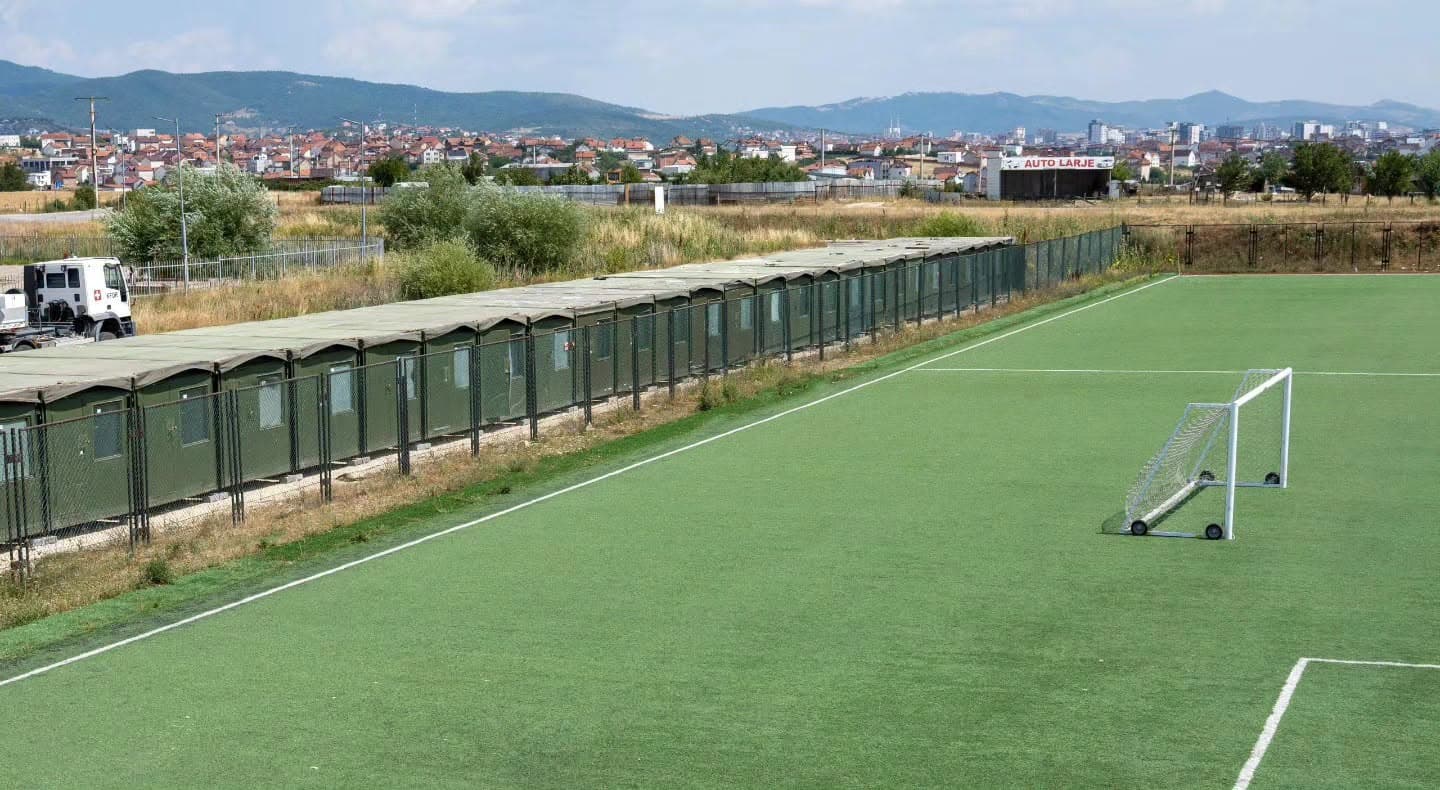 Featured image for KFOR-i përfundon vendosjen e 67 kontejnerëve në fushat e futbollit në Bërnicë