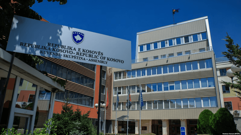 Featured image for Afati kushtetues po ecën, por institucionet e reja mbeten larg