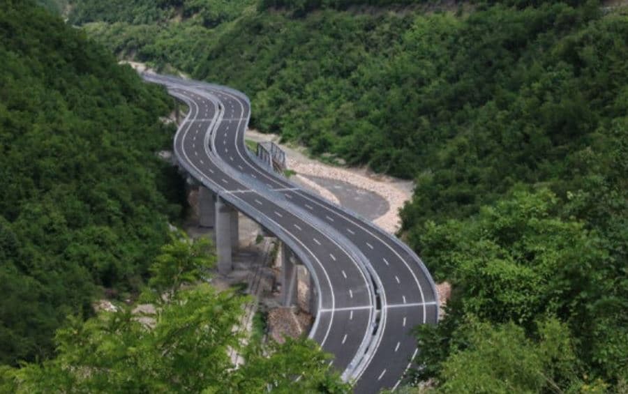 Featured image for Rikthehet kufizimi i qarkullimit për kamionët mbi 20 tonë në autostradë