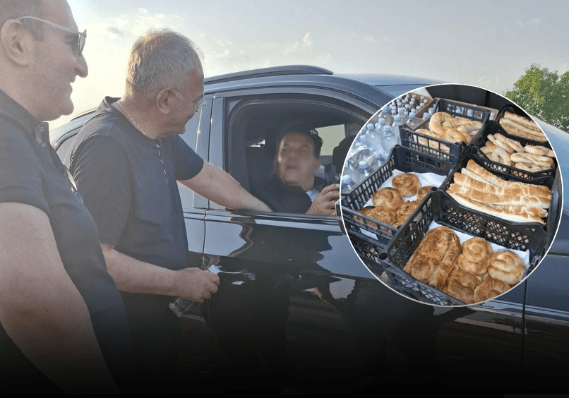 Featured image for Ambasada e Kosovës në Kroaci shpërndan ujë dhe pako ushqimore bashkatdhetarëve në pikën kufitare Bajakovo mes Kroacisë dhe Serbisë