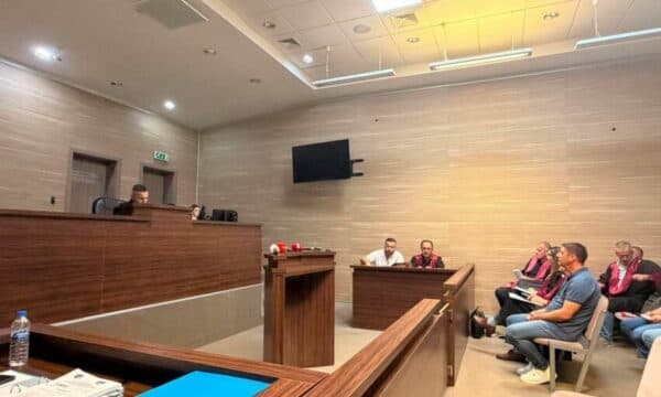Featured image for Dështon të mbahet seanca fillestare për barrikadat në veri
