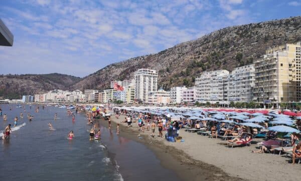 Featured image for Shpëtohen nëna dhe djali i mitur në Shëngjin, rrezikuan të mbyteshin në det