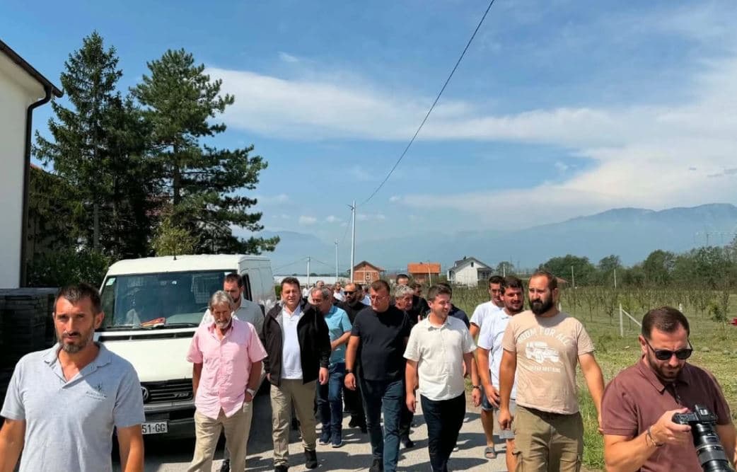 Featured image for Breshëri godet rëndë bujqësinë në Istog, Muja viziton fermerët e prekur dhe nis vlerësimi i dëmeve