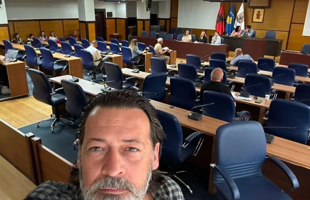 Featured image for Sveçla: Vetëm shtatë qytetarë morën pjesë në dëgjimin publik për buxhetin, Komuna e Prishtinës ka humbur besimin e qytetarëve