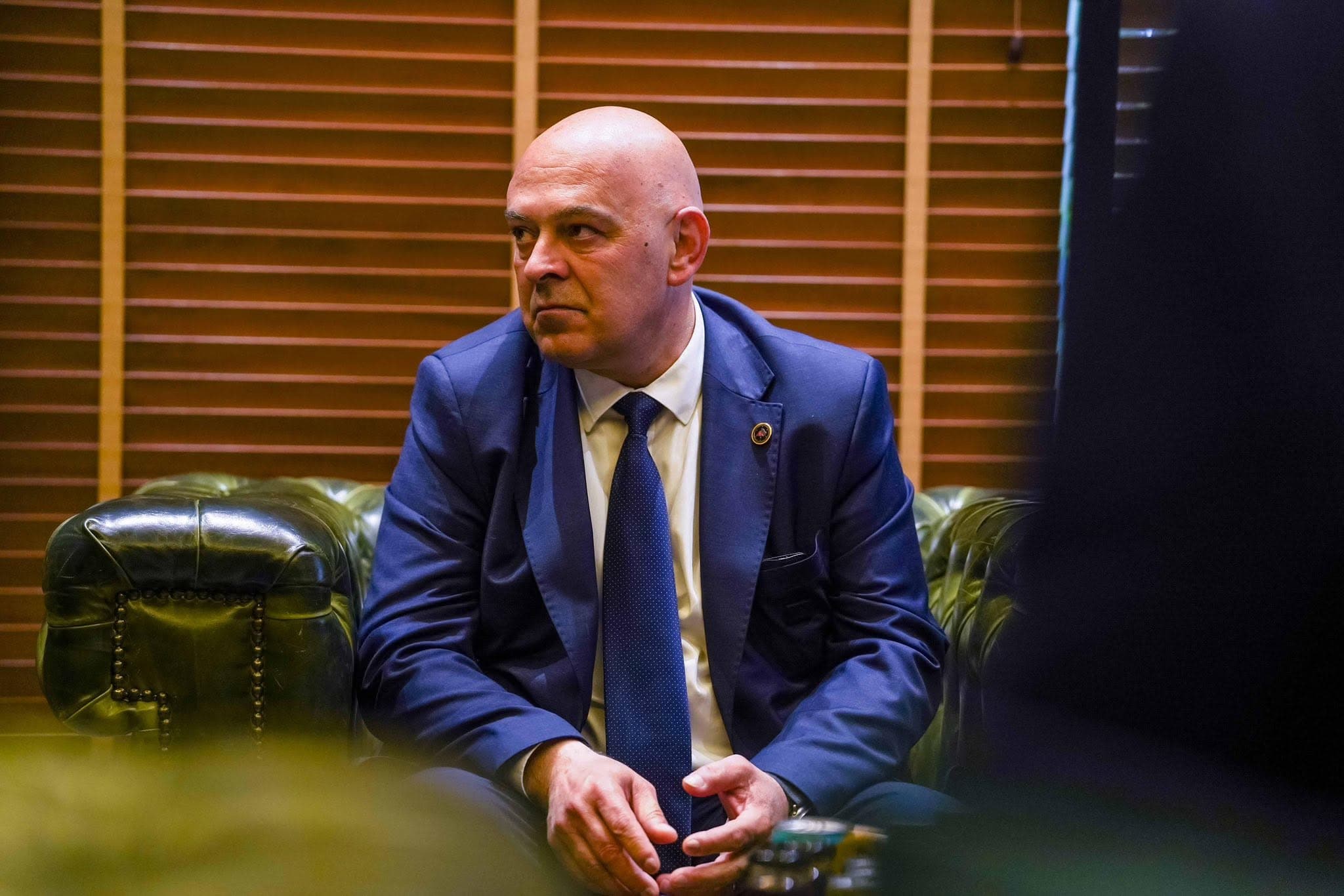 Featured image for Ardian Gjini sfidon Albin Kurtin në debat: Është jetike me debatu para gjithë popullit