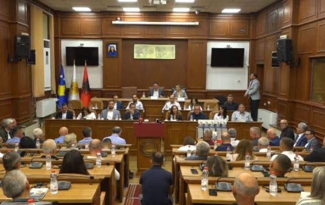 Featured image for 90-vjetori i lindjes, Prizreni e nderon Adem Demaçin me çmim e libër