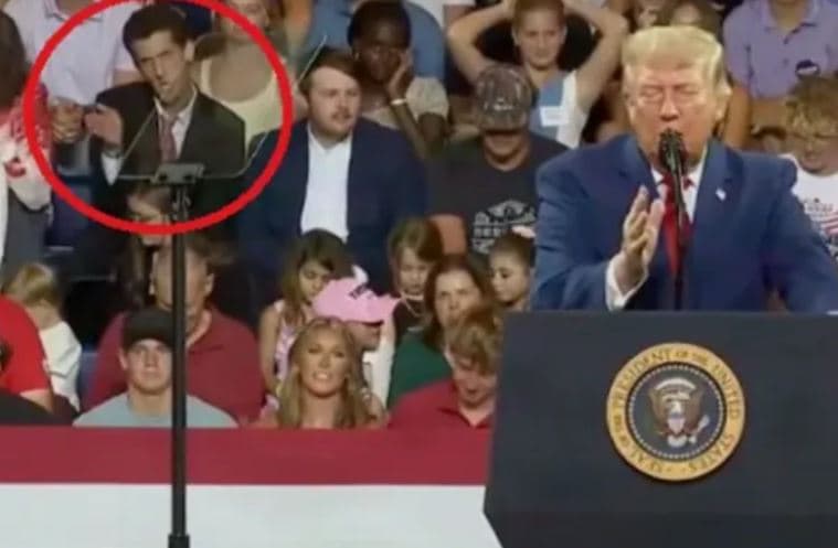 Featured image for Videoja bëhet virale, burri pas Trumpit imiton gjestet e presidentit gjatë tubimit