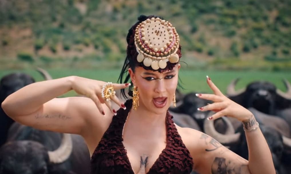 Dafina publikon këngën e re “Syrin tan” (Video)