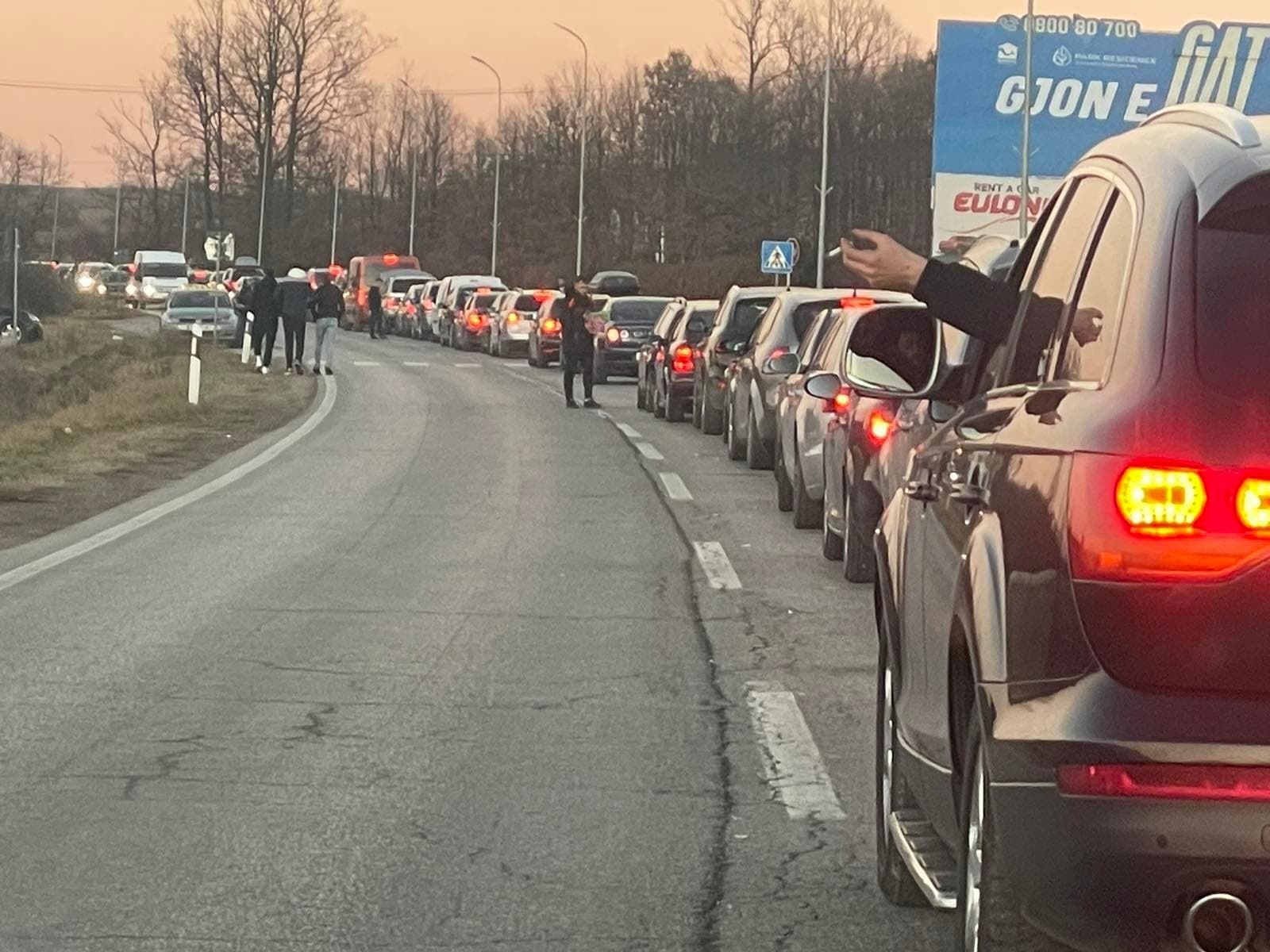 Featured image for Përditësimi i fundit: Deri në 90 minuta po zgjasin pritjet në këtë pikë kufitare