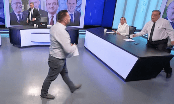 Featured image for Përplasje gjatë debatit në TËVË1, panelisti Mustafë Kadriaj ia mësyn Nexhmedin Spahiut, ndërpritet transmetimi