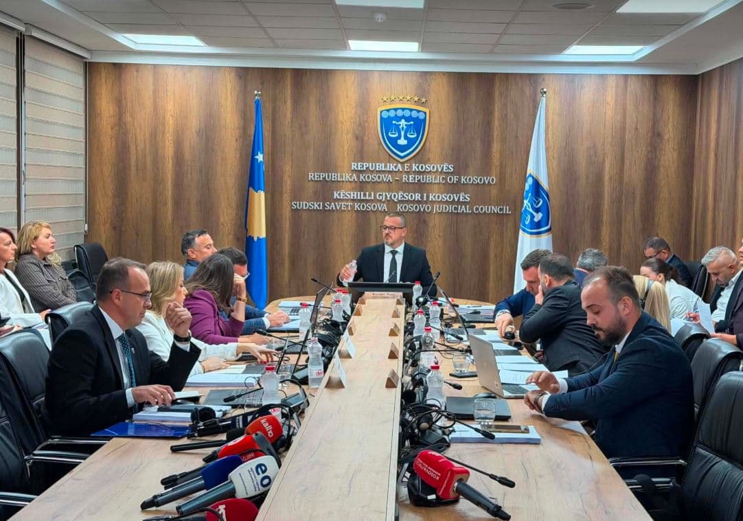 Featured image for “Pse po të ngutet ty?”-” Nuk e toleroj” – Diskutimet në Këshill Gjyqësorë për pikën e rendit të ditës për dorëheqjen e gjyqtarëve serbë