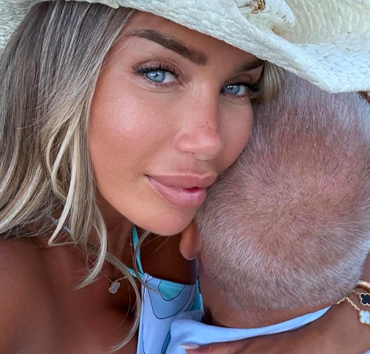 Adelina nuk përmbahet, publikon foto duke shkëmbyer puthje me bashkëshortin e saj