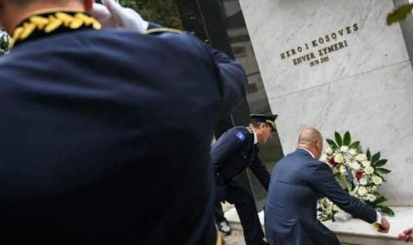 Featured image for Haradinaj nderon Enver Zymberin dhe Afrim Bunjakun: Emrat e tyre mbeten simbol i mbrojtjes së Kosovës