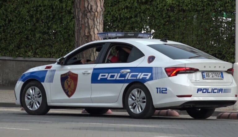 Featured image for Protestojnë zyrtarët doganorë grekë, për disa orë do të bllokohen pikat kufitare me Shqipërinë