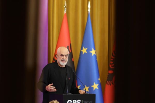 Featured image for Rama u përgjigjet protestuesve: Dorëheqja ime s’negociohet me ju