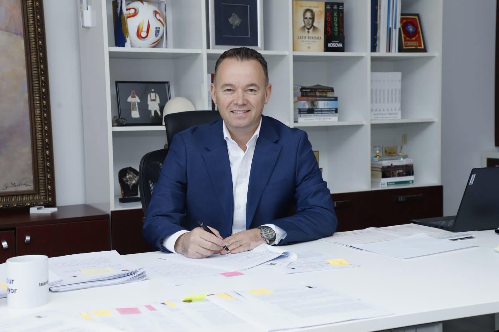 Featured image for Peci nënshkuan kontratën për mirëmbjatjen e ndriçimit publik në të gjitha rrugët e Komunës së Mitrovicës