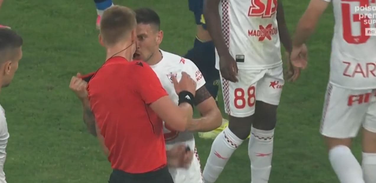 Featured image for Ndodh në play-off! Lojtari e kapi gjyqtarin, por nuk e ndëshkoi me karton të kuq