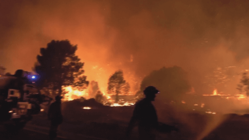 Mijëra të evakuar në Kretë, flakët përhapen me shpejtësi, vdesin 3 zjarrfikës në Greqi