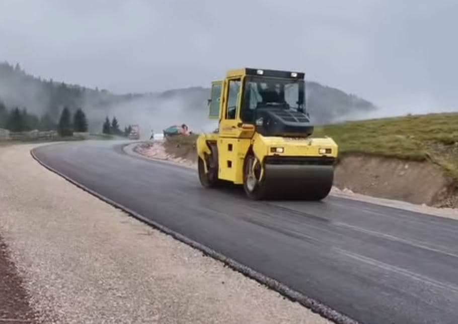 Featured image for Po vazhdojnë punimet ne projektin rrugor livadhet e Istogut-Mokna