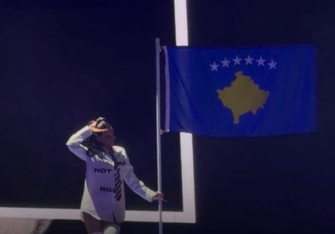 Katy Perry improvizon uljen në Hënë, ngre flamurin e Kosovës në skenën e “Sunny Hill”