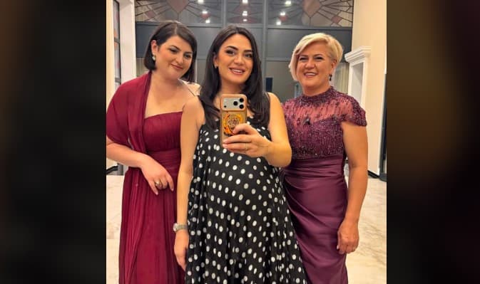 Albina Kelmendi publikon një foto me nënën dhe motrën, duken si tri pika uji