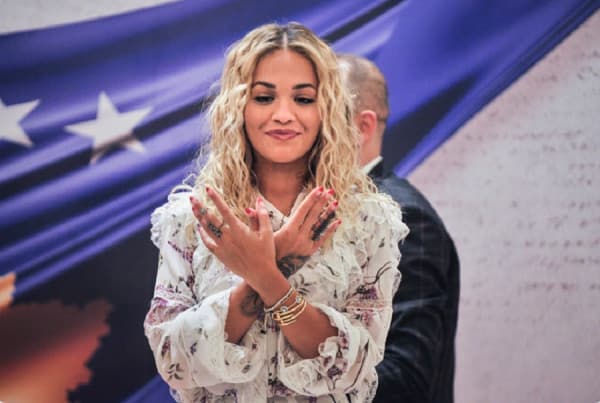 Rita Ora rrëmben zemrat e publikut në Ohër: “Jam krenare që jam nga Kosova”