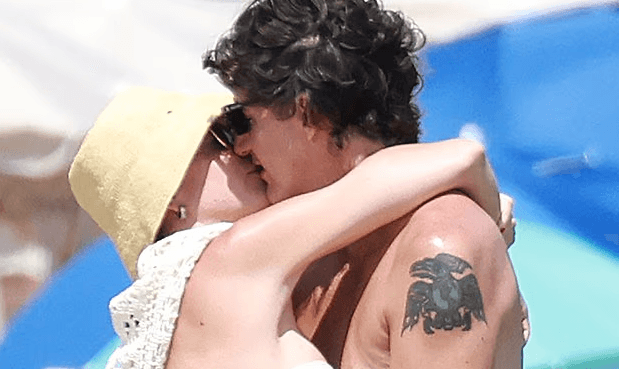 Katy Perry nuk përmbahet, i dhuron puthje pasionante të dashurit