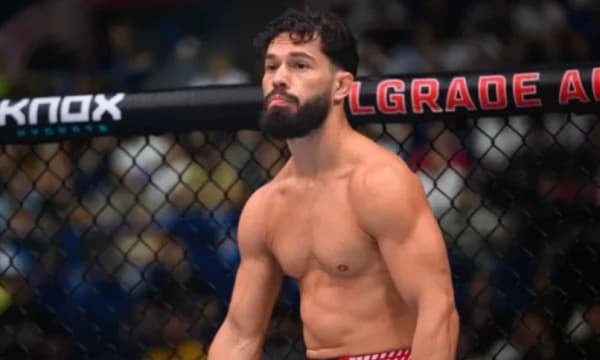 Featured image for Thirrje anti-shqiptare në UFC Beograd, Dennis Buzukja pritet me brohoritje fyese e simbole nacionaliste serbe