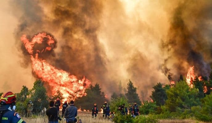 Featured image for Zjarret në Greqi, situata mbetet kritike për të katërtën ditë