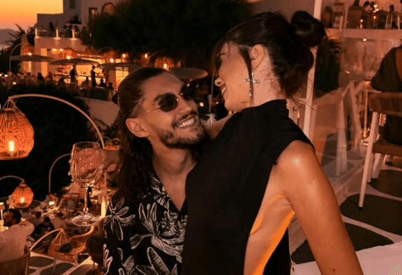 “ChatGPT më vendosi pranë gruas perfekte”, Adioni bën dedikimin romantik për Olën nga Santorini